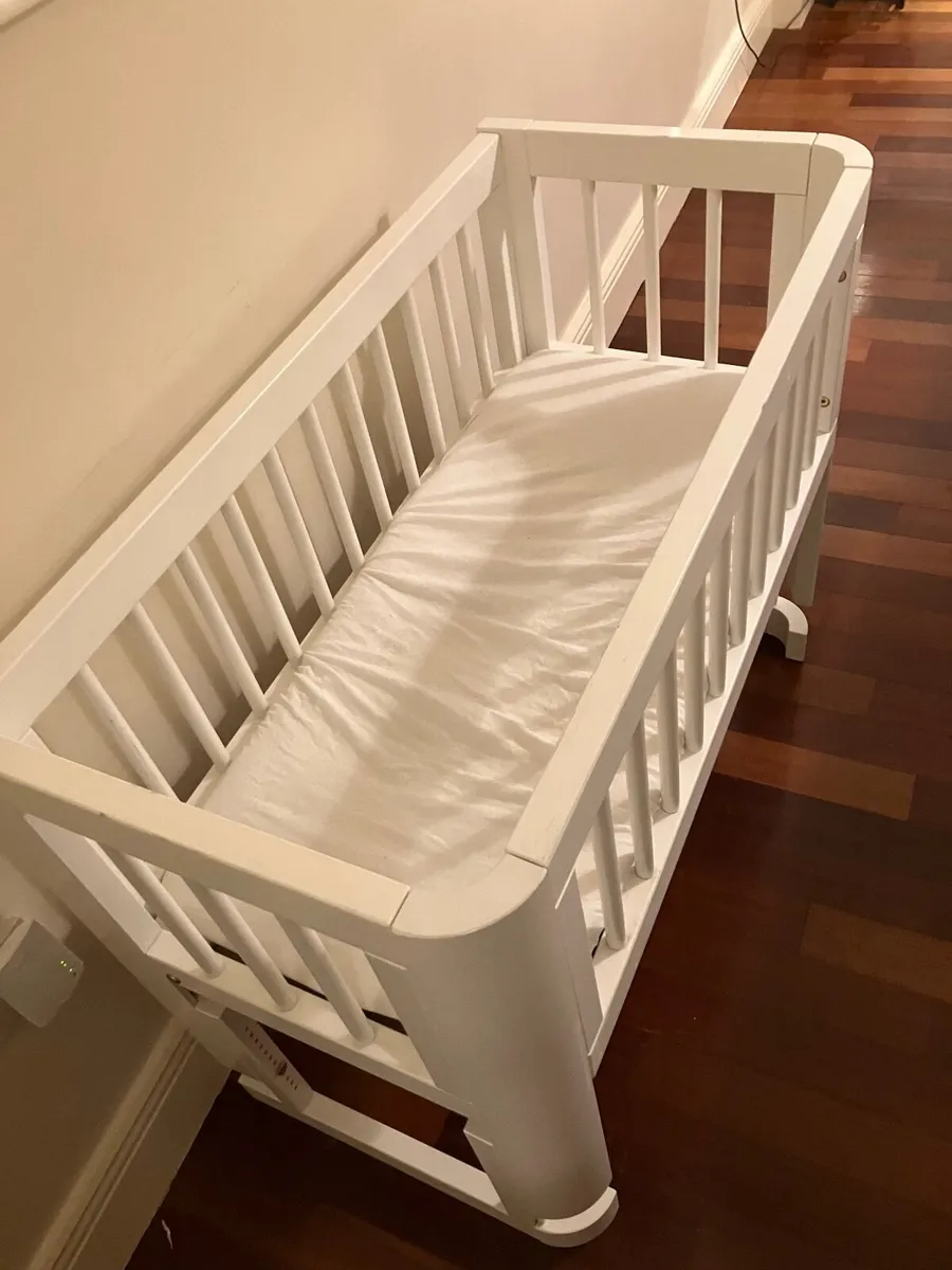 Baby’s cot - Image 4