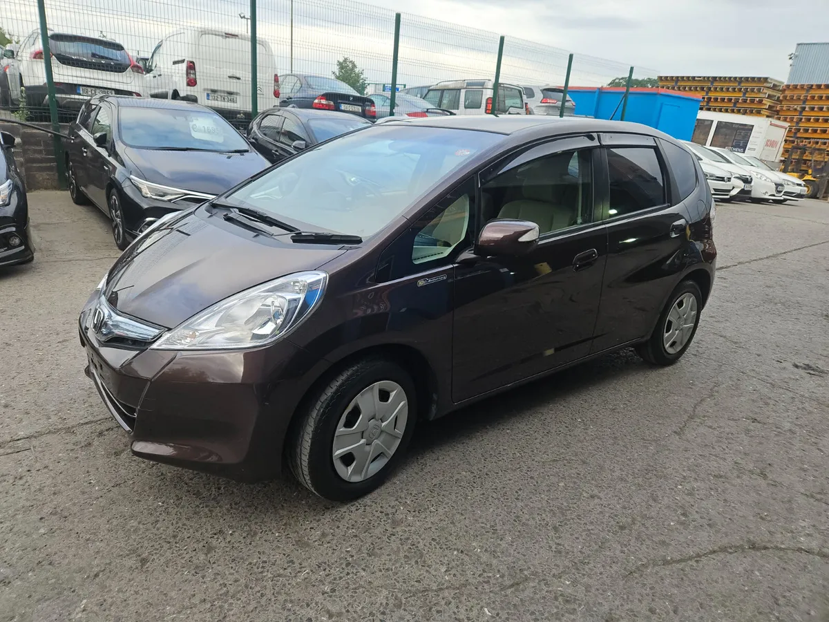 2012 Honda fit 1.3 Hybrid  Automatic - Image 3