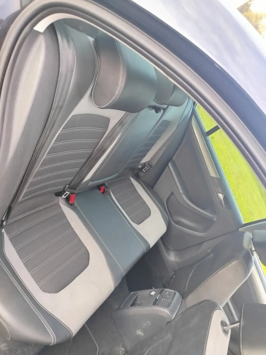 Volkswagen Jetta 2011 - Image 2
