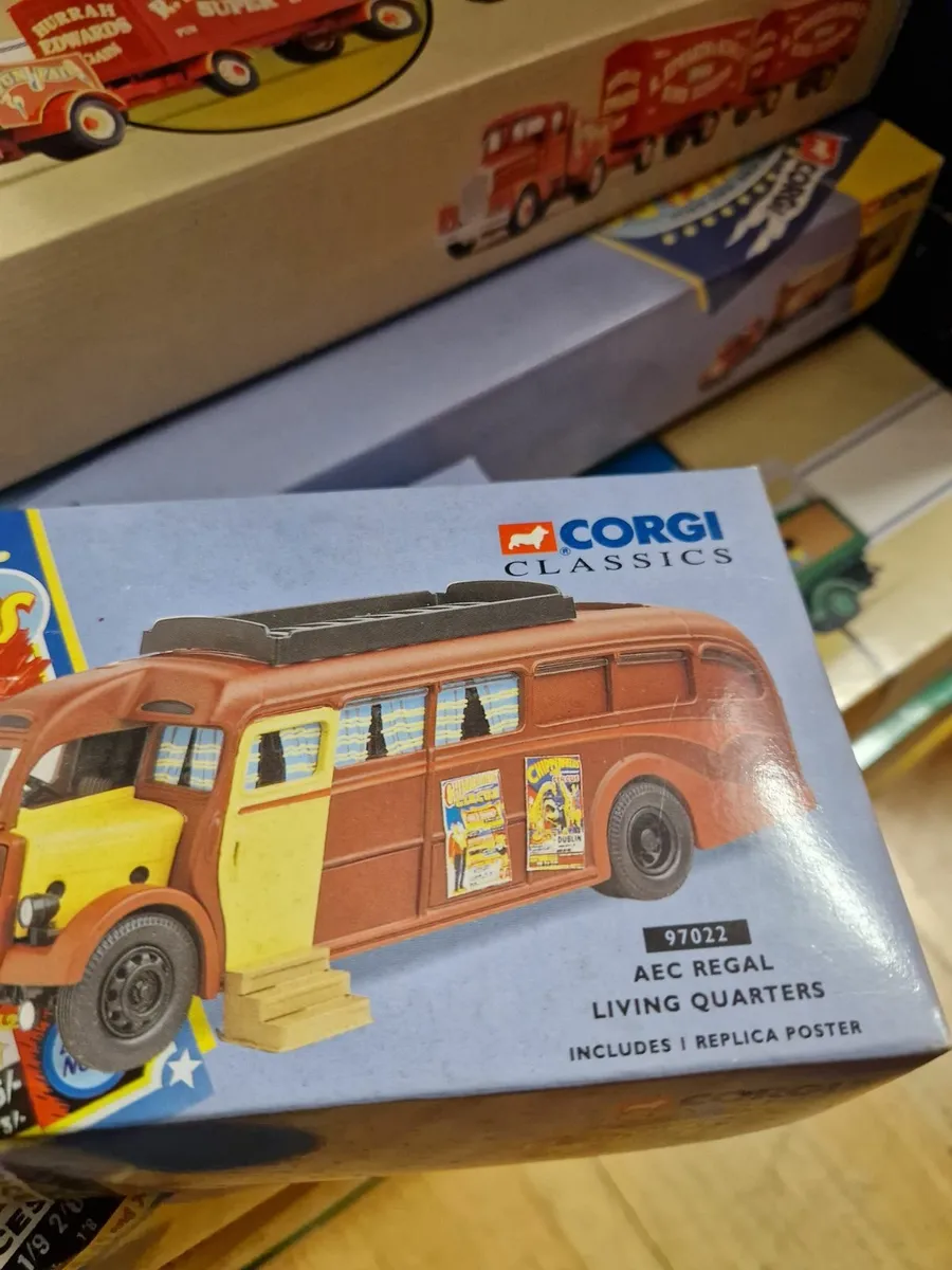 Corgi Chipperfield Circus Bus Van - Image 2