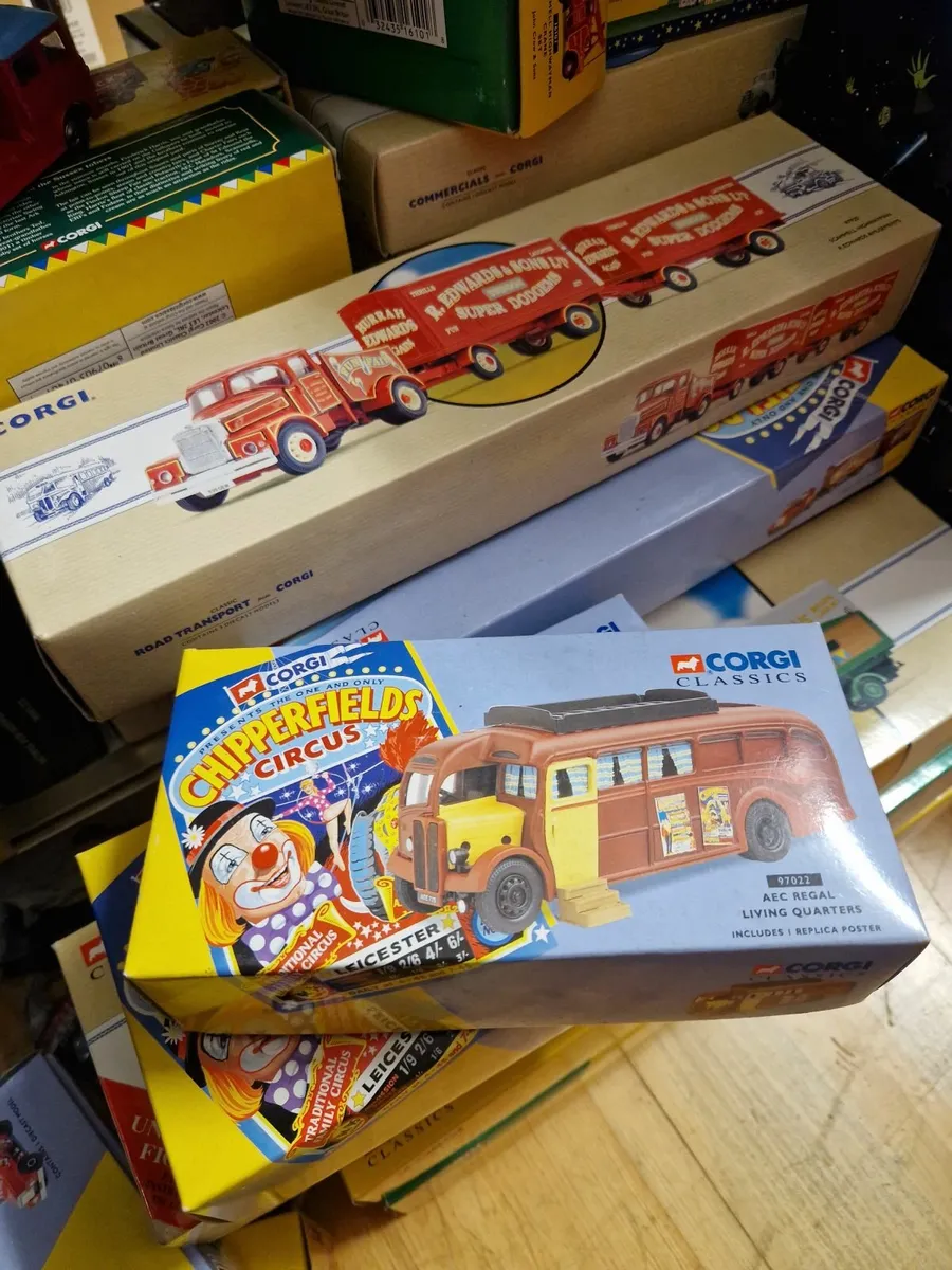 Corgi Chipperfield Circus Bus Van - Image 1