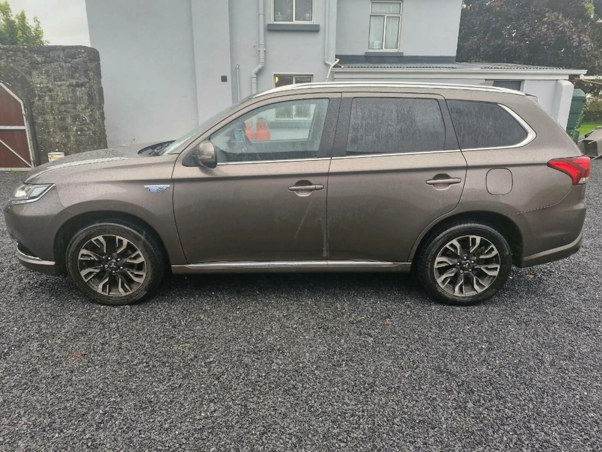 Mitsubishi Outlander phev - Image 2