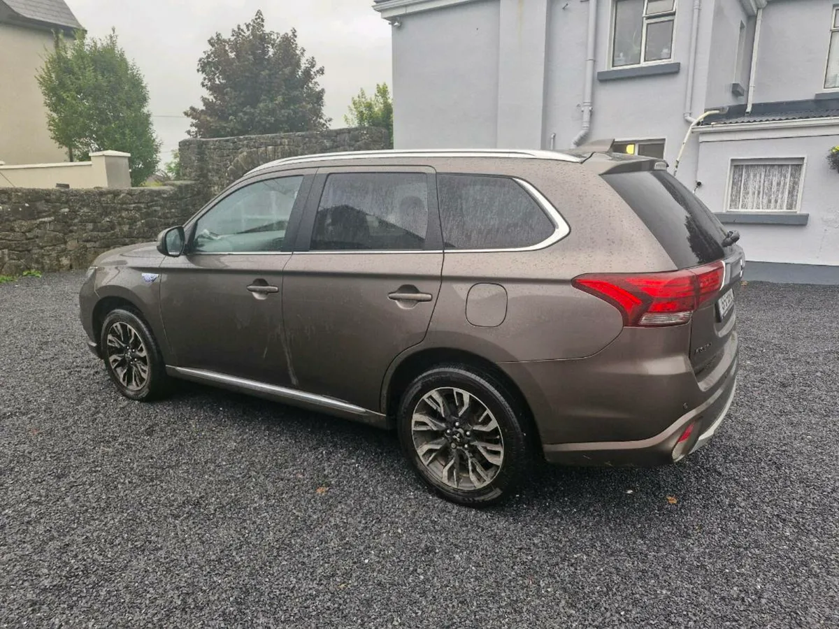 Mitsubishi Outlander phev - Image 4