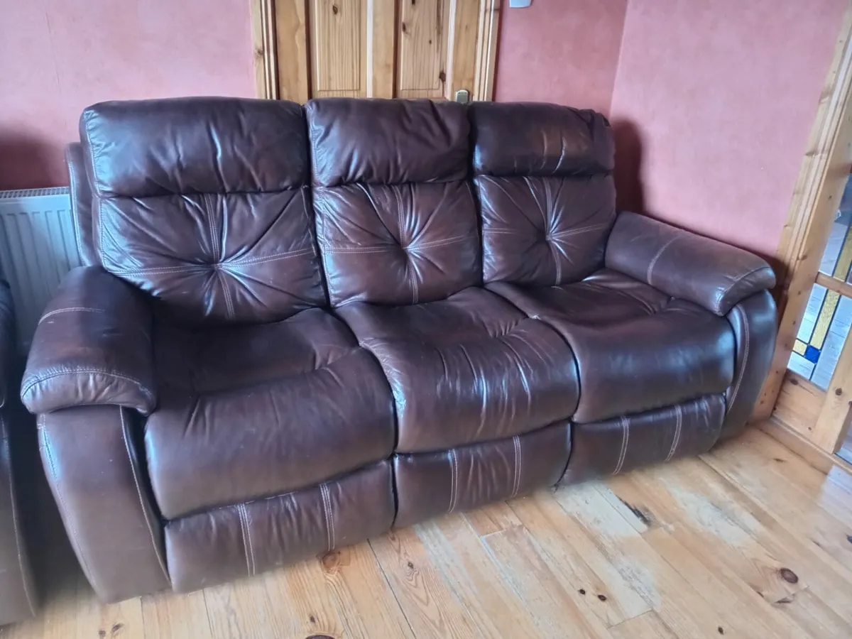 3 seater recliner sofa and 2x armchairs - Image 1