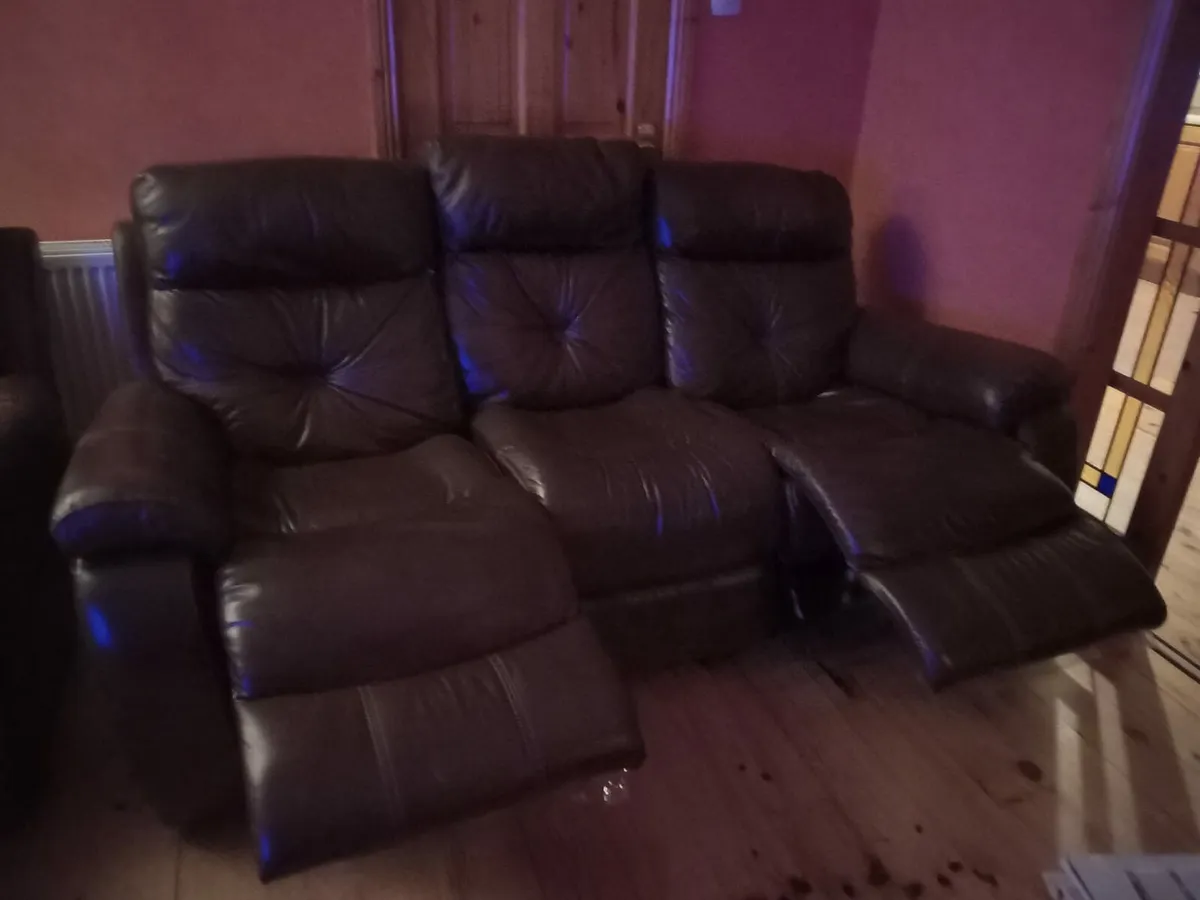 3 seater recliner sofa and 2x armchairs - Image 3