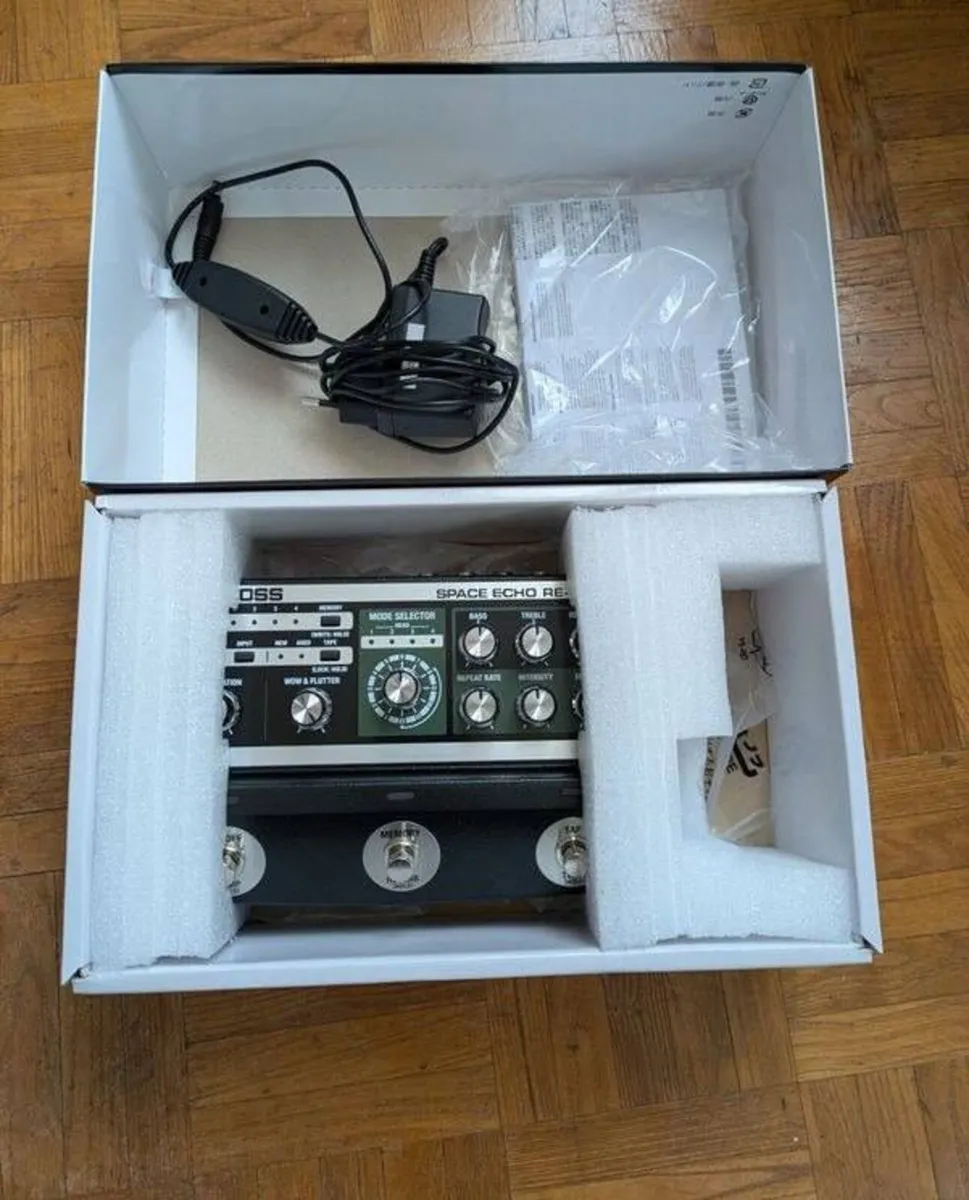 New Boss RE-202 Space Echo Like New Boxed with Pow - Image 2