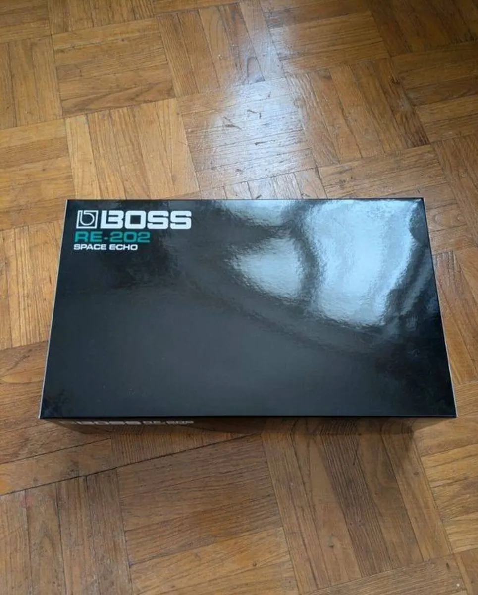 New Boss RE-202 Space Echo Like New Boxed with Pow - Image 3