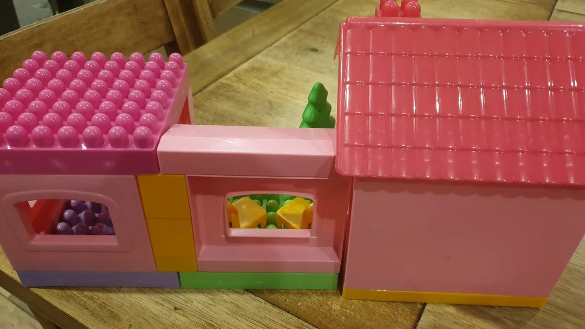 Lego house and barn - Image 4