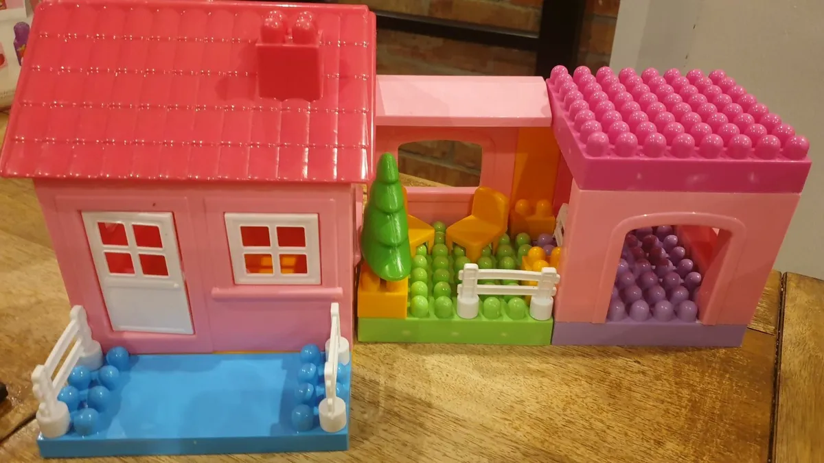 Lego house and barn - Image 1