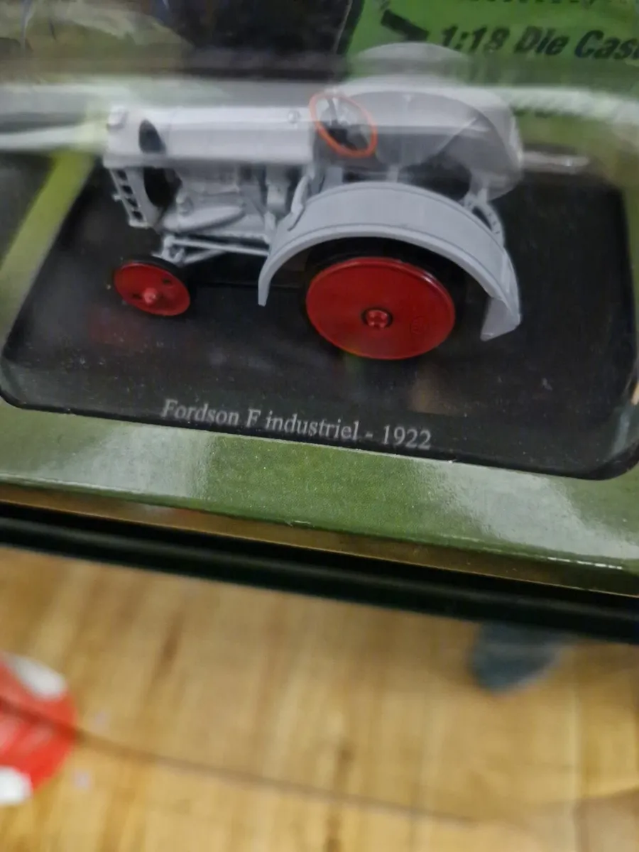 Corgi Atlas Fordson Tractor - Image 2