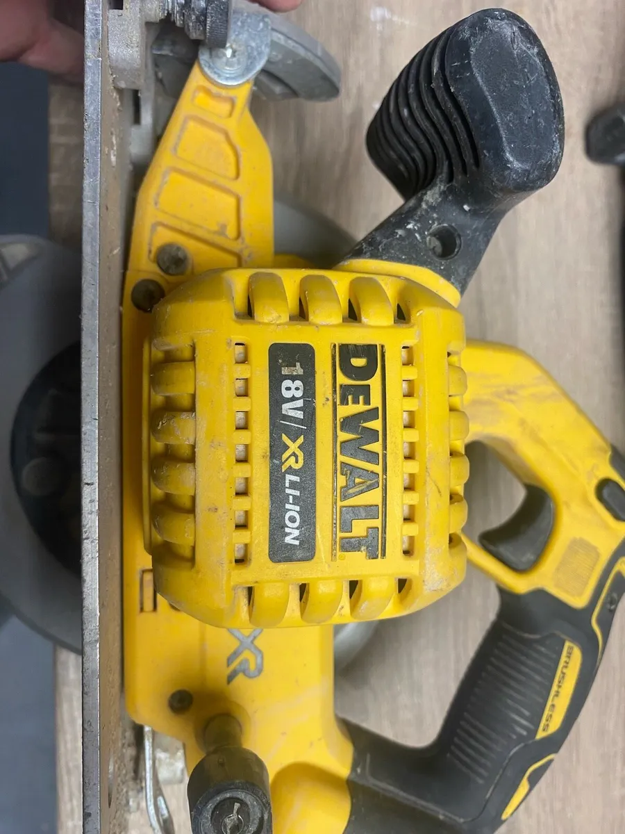 Majors saw  & dewalt battery saw - Image 1