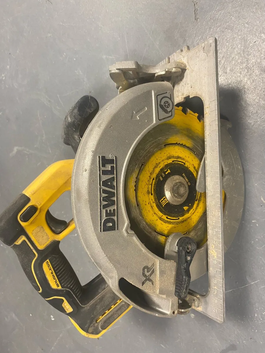 Majors saw  & dewalt battery saw - Image 2