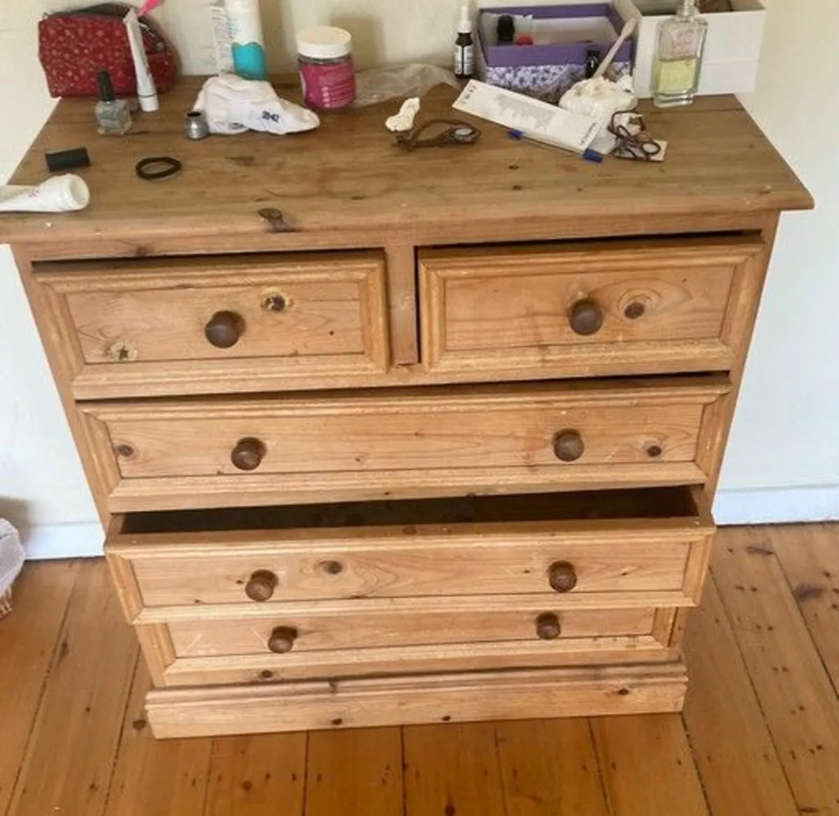 chest of drawers