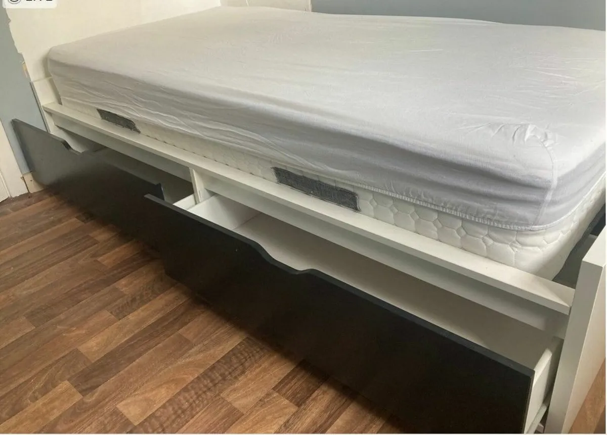 single bed - Image 1