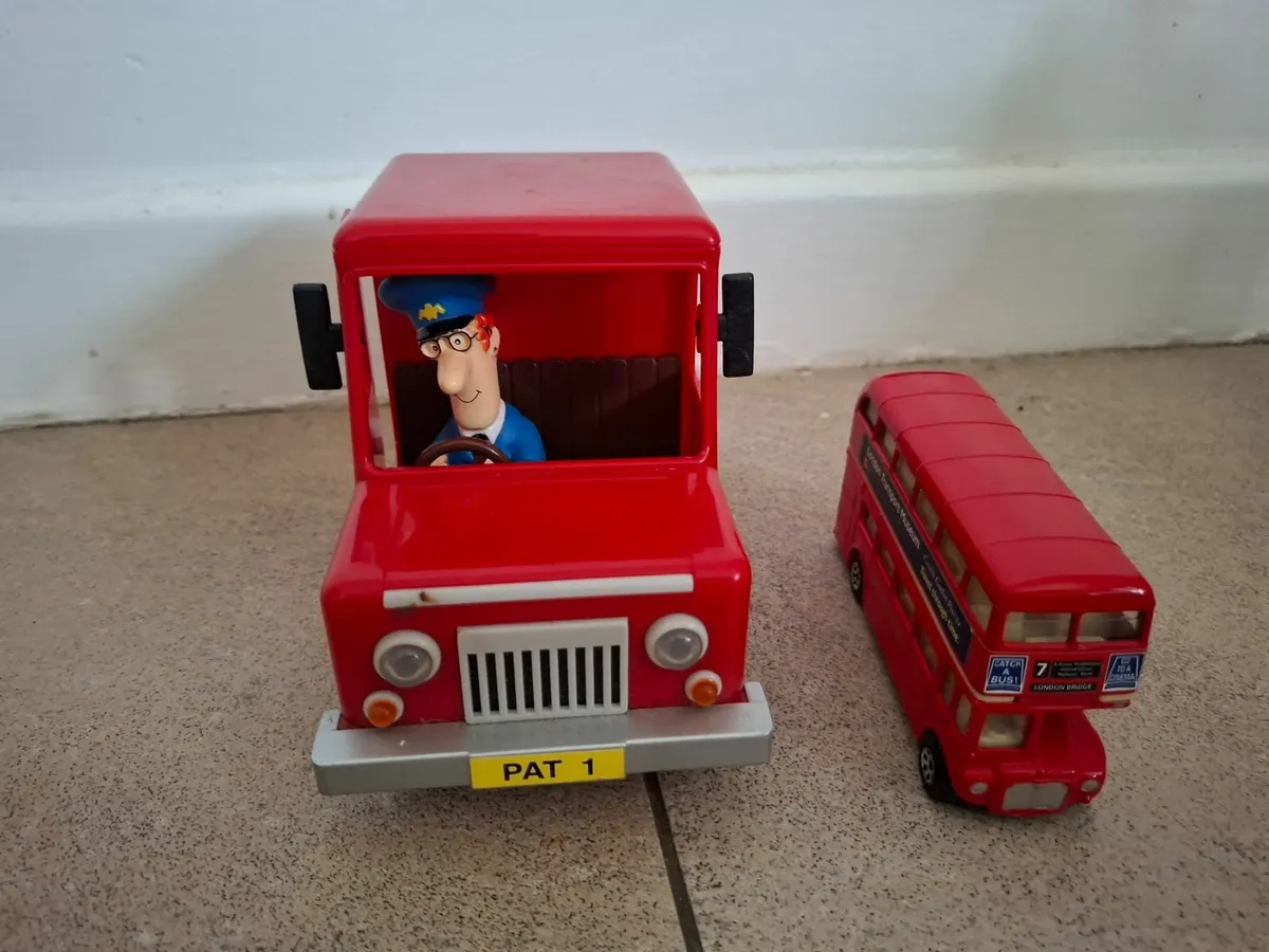 Postman Pat and model bus - Image 3