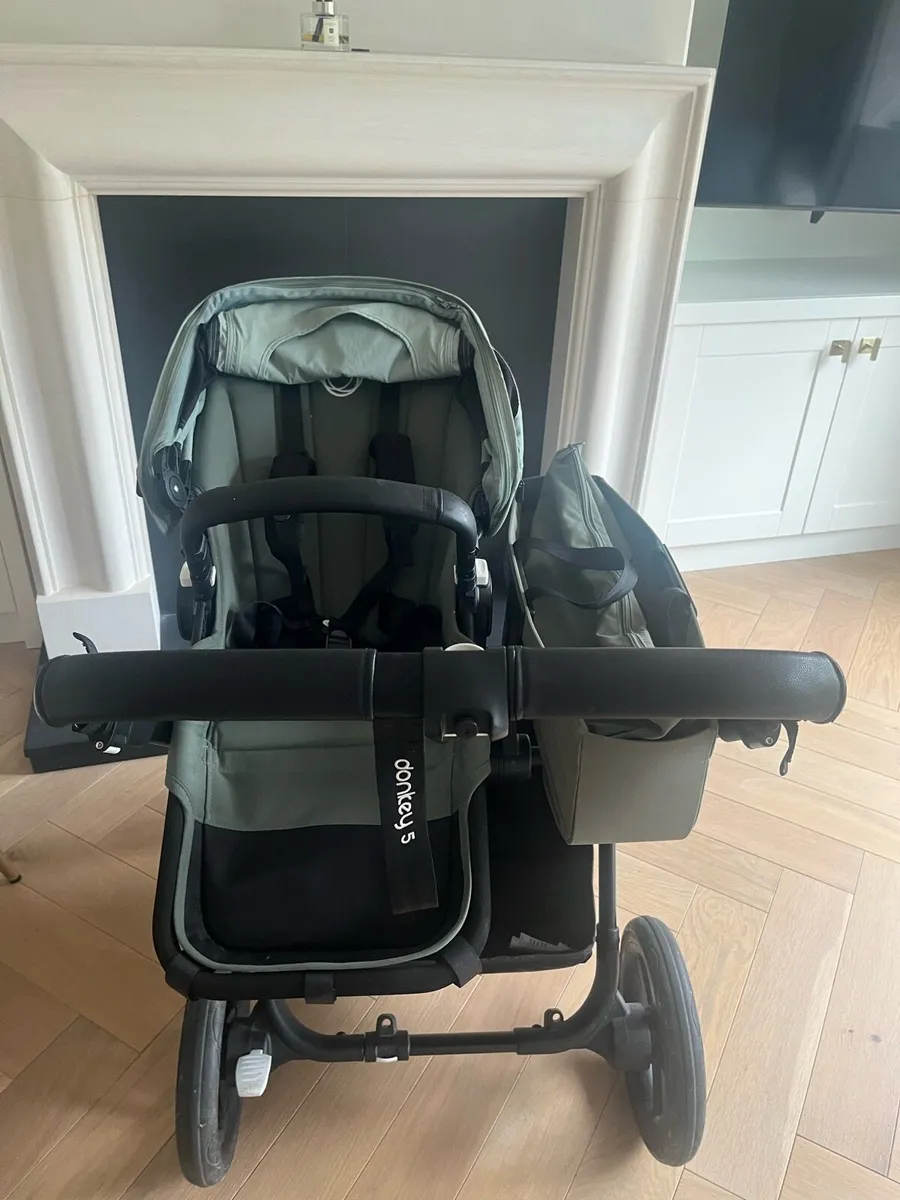 Bugaboo Donkey 5 Mono with new born bassinet - Image 3