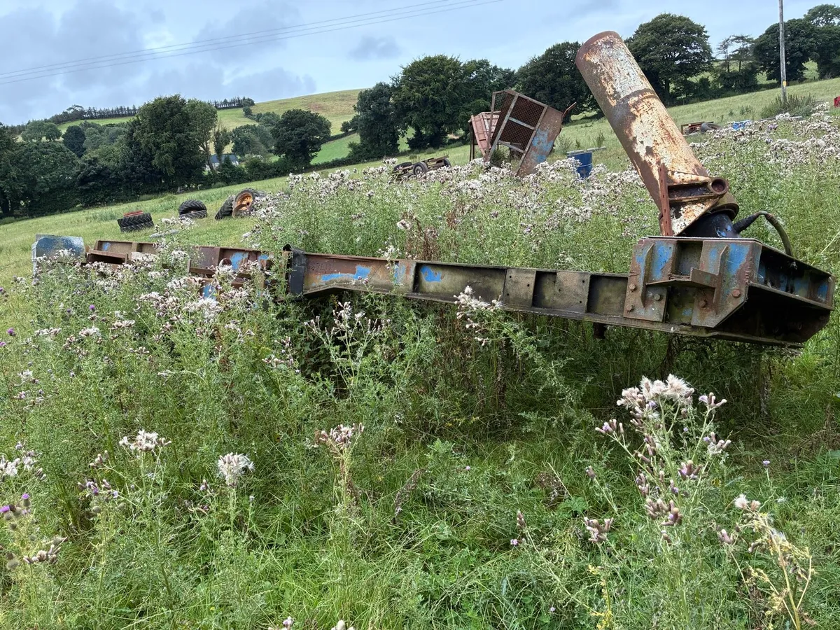 Lorry trailer chassis AND sprayer - Image 2