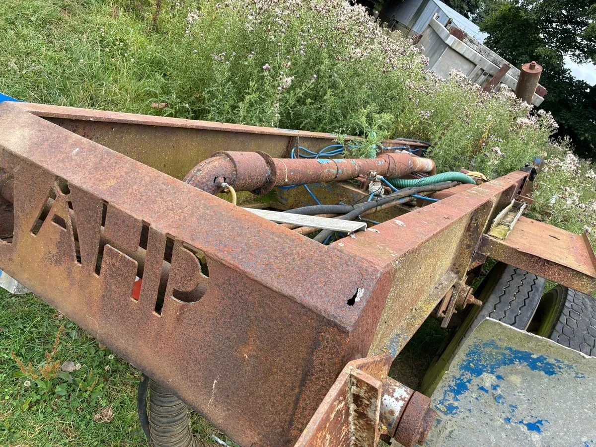Lorry trailer chassis AND sprayer - Image 3
