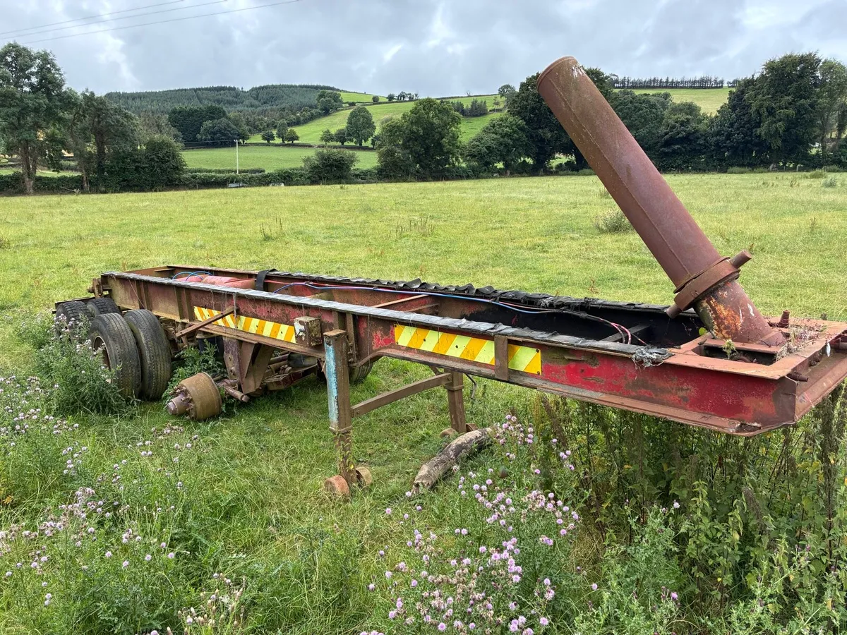 Lorry trailer chassis AND sprayer - Image 4