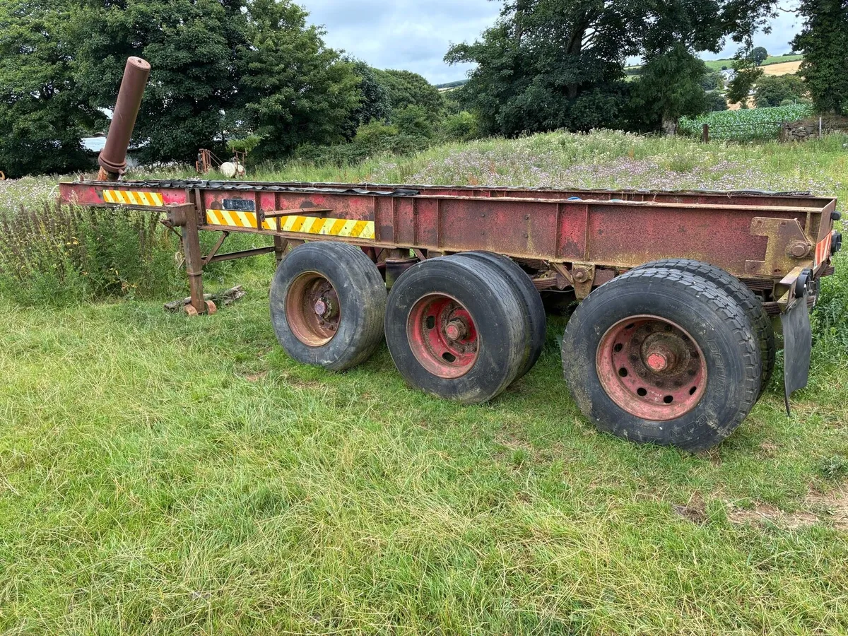 Lorry trailer chassis AND sprayer - Image 1