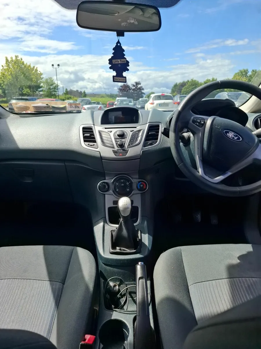 Ford Fiesta 2011 - Image 2