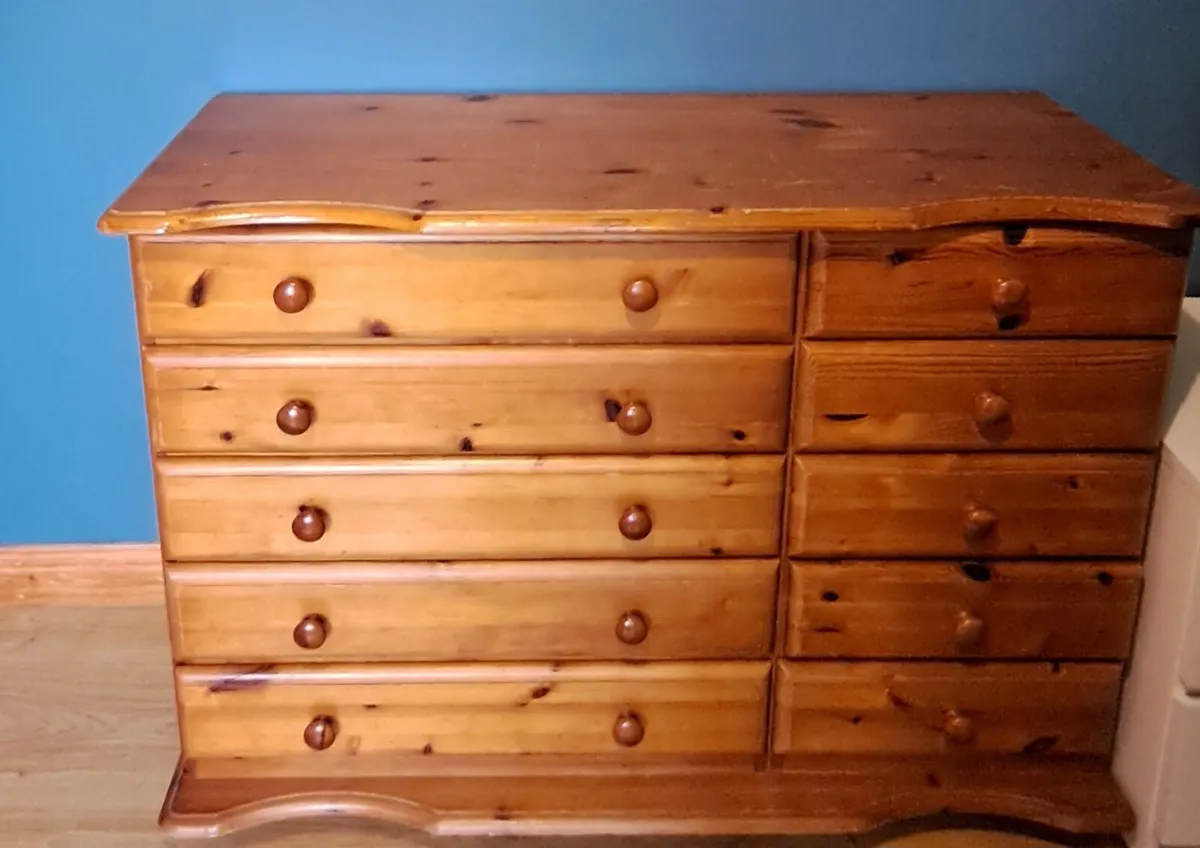 Solid wood chest of drawers - Image 1