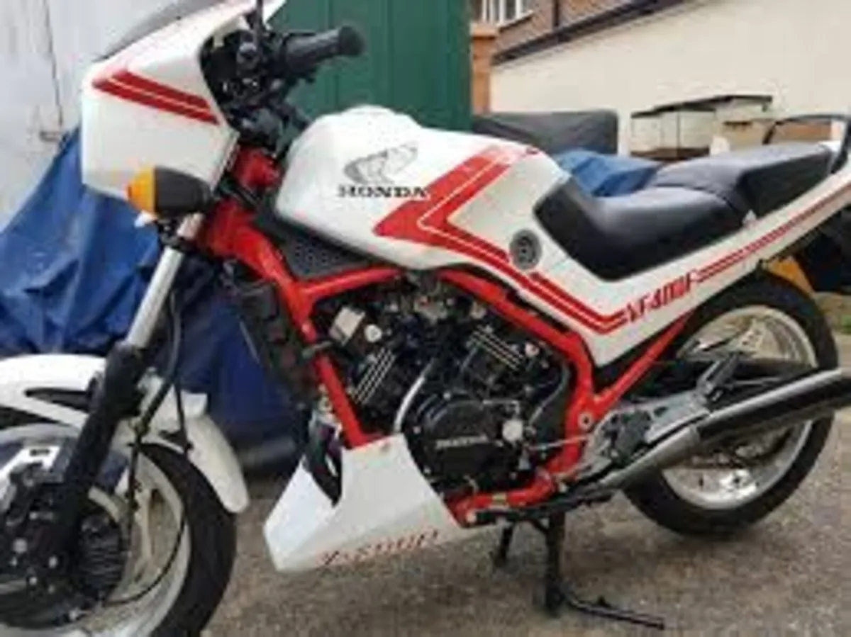 Honda vf400f 1984 for parts or repair - Image 3