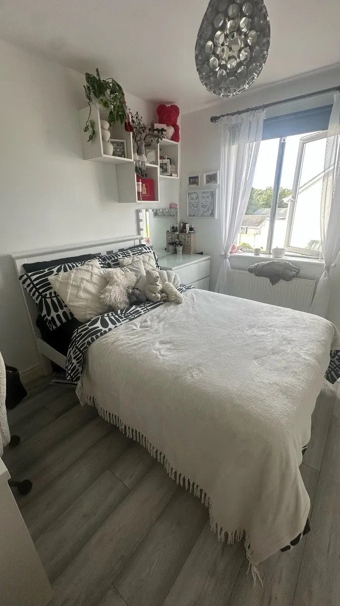 Small double wooden bed - Image 1