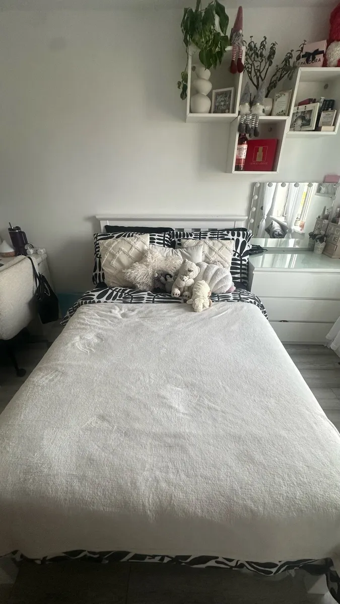 Small double wooden bed - Image 2