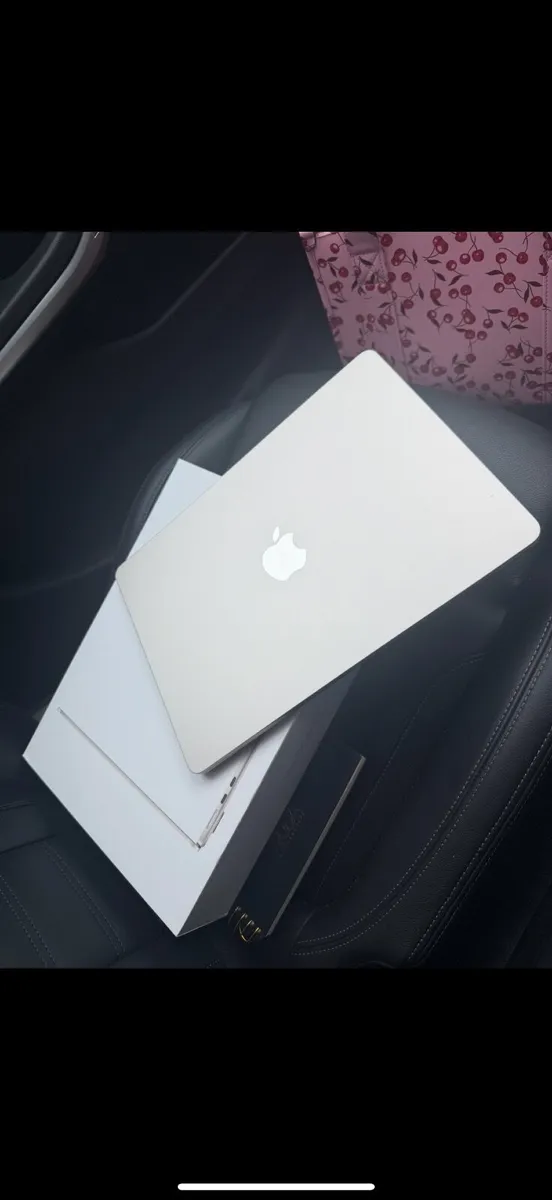 MacBook Air M2 (2024) - Image 1