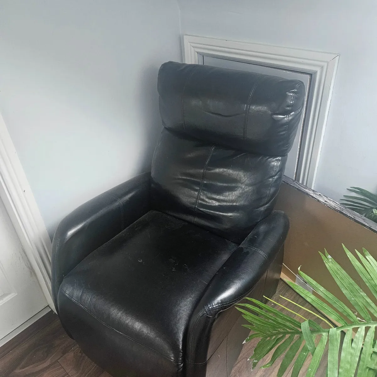 Gaming recliner & Bevel mirror - Image 1