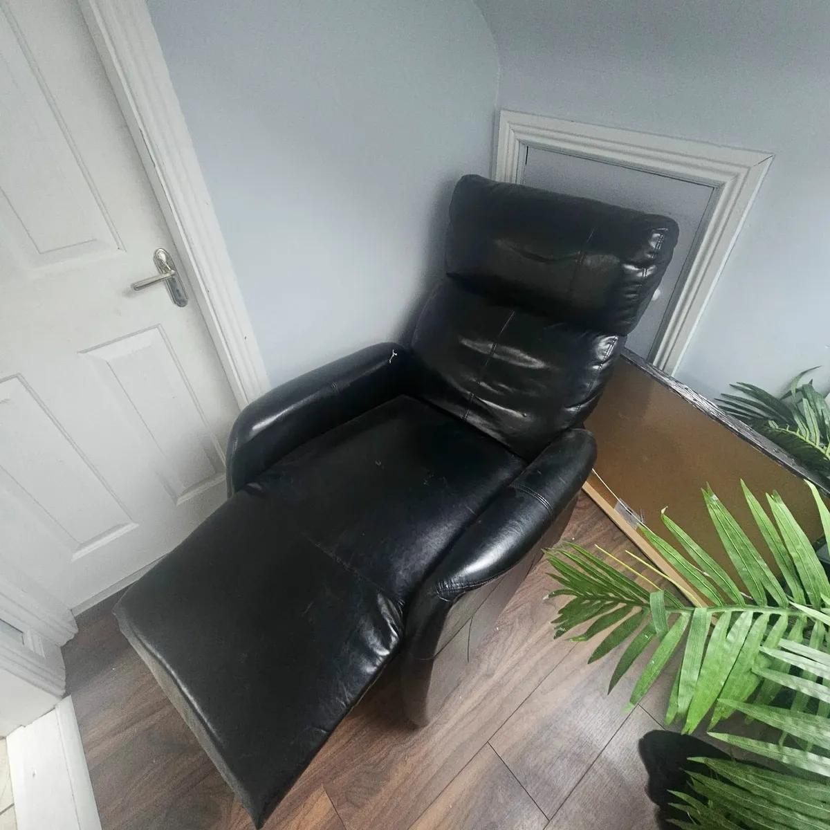Gaming recliner & Bevel mirror - Image 2