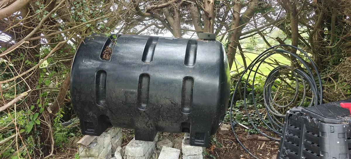 300 Gallon Oil Tank - Image 1