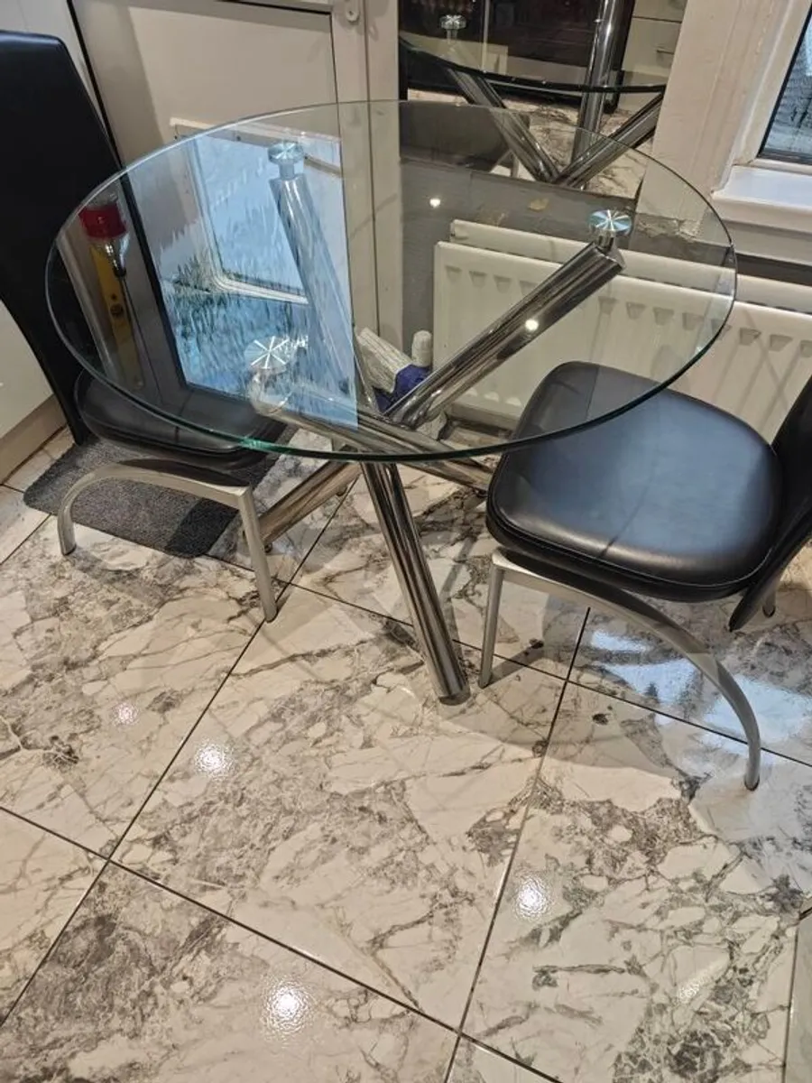 Table and 4 chairs - Image 1