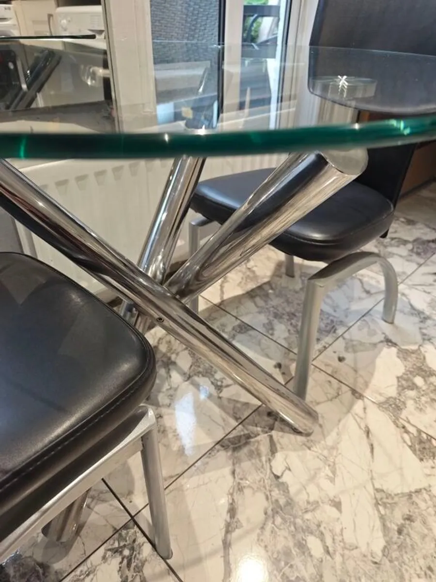 Table and 4 chairs - Image 3