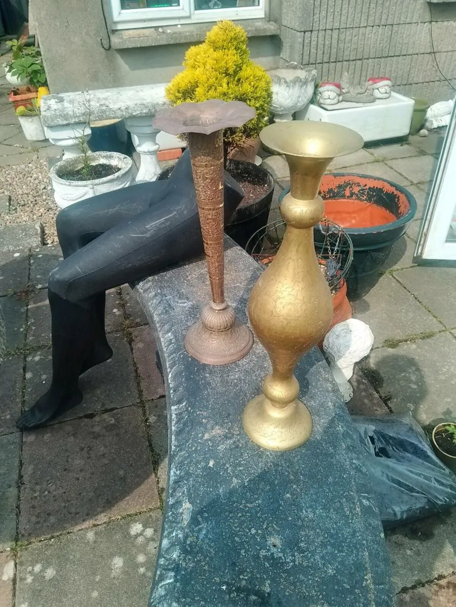 2 brass vases - Image 1