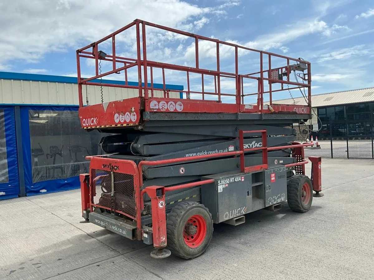 SKYJACK SJ6832RT 32FT ROUGH TERRAIN SCISSOR LIFT - Image 4