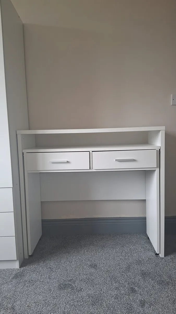 white vanity/desk - Image 1