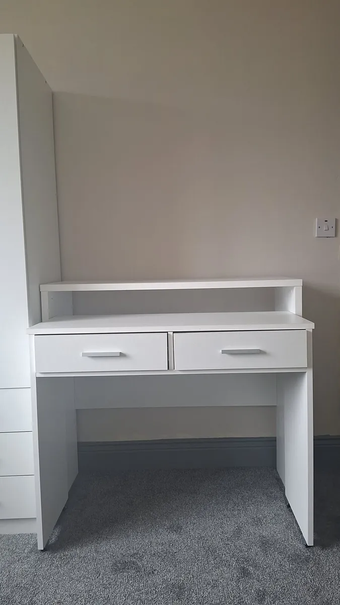 white vanity/desk - Image 2