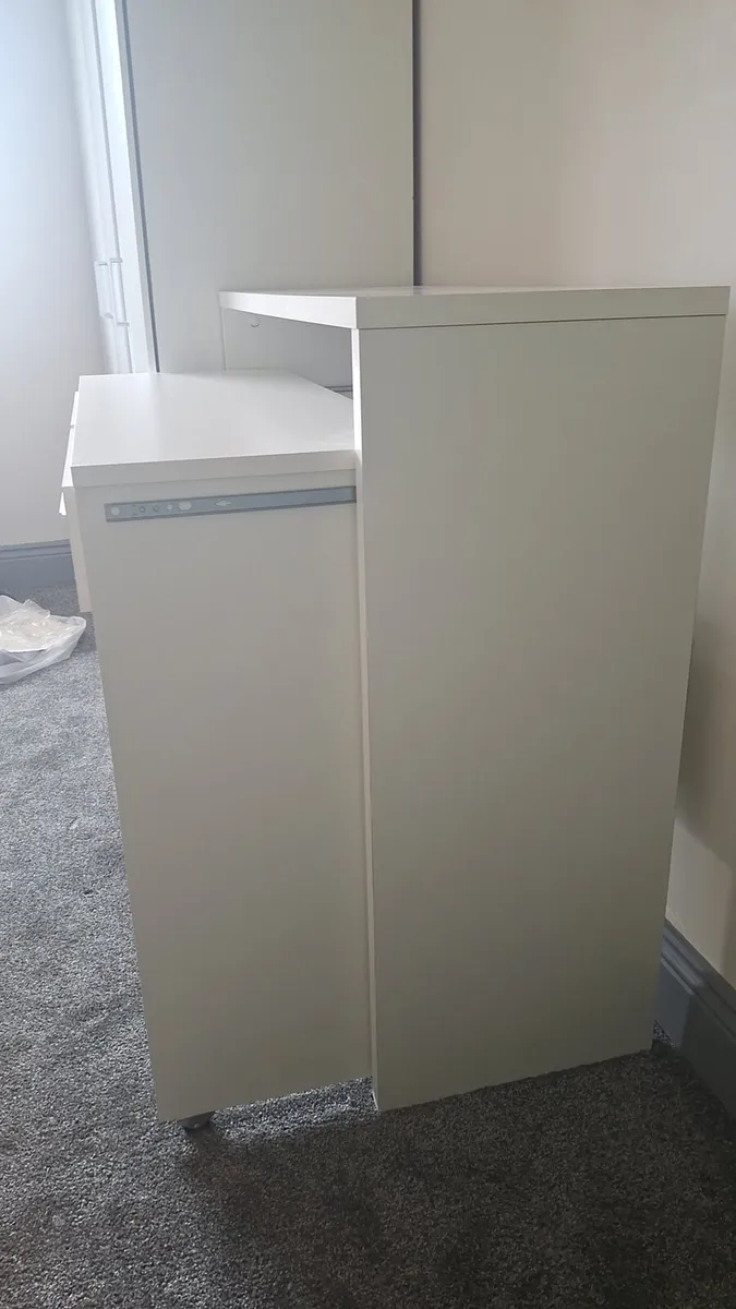 white vanity/desk - Image 3