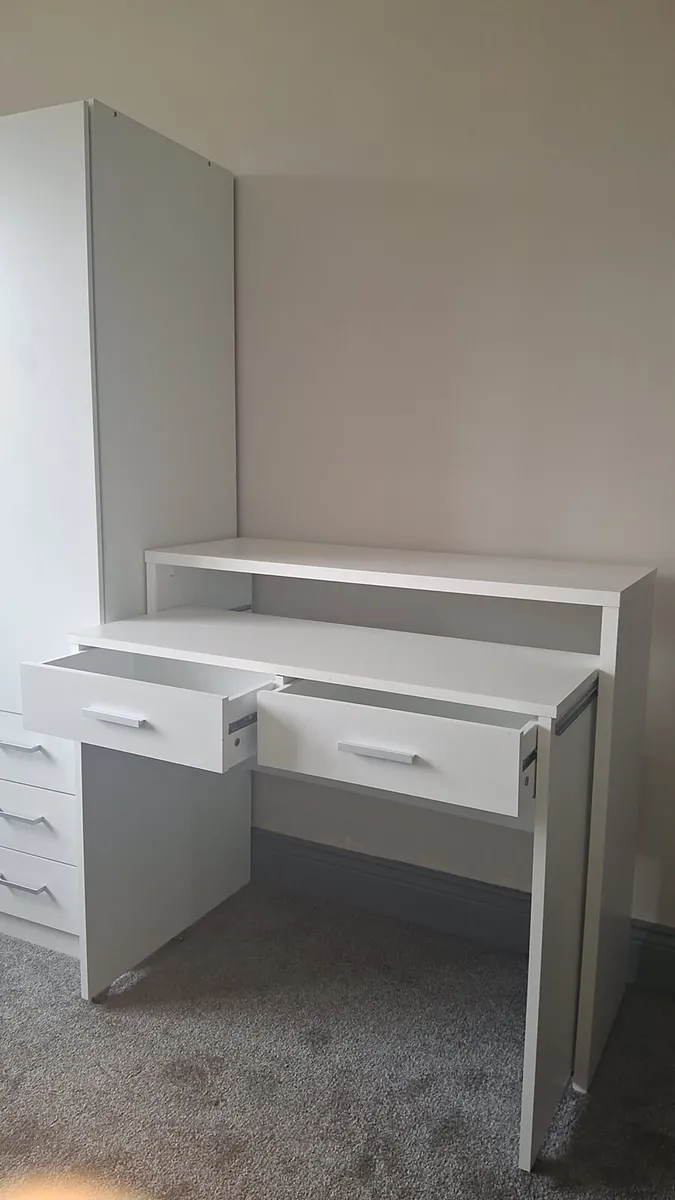 white vanity/desk - Image 4
