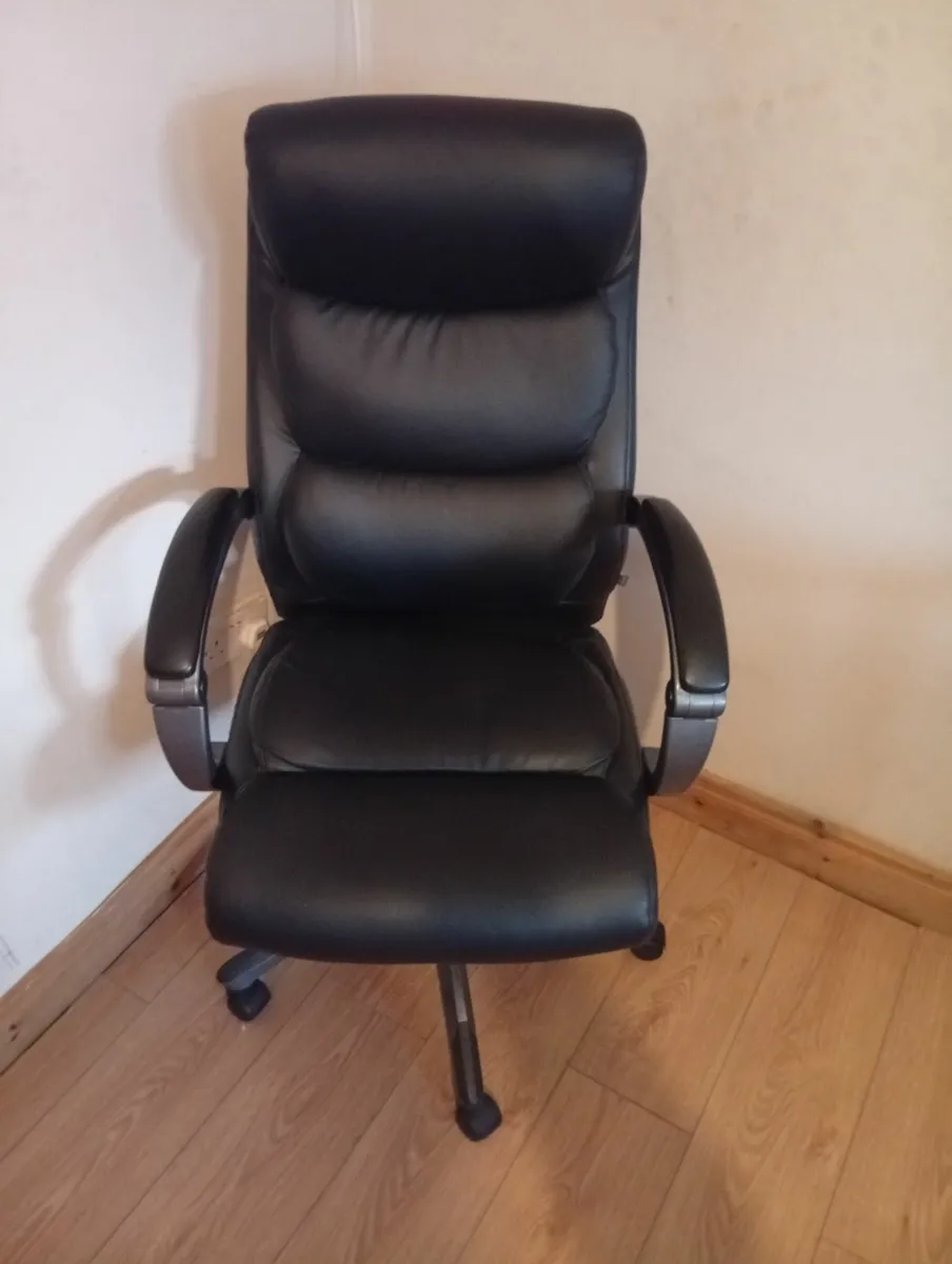Deluxe Quality Comfortable leather chair 3months - Image 3
