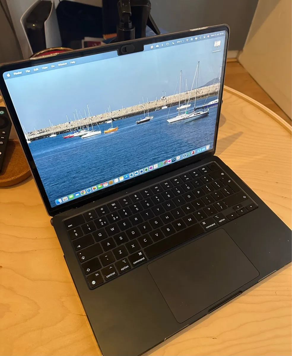 Apple MacBook Air (2022, M2 chip)- 8GB Ram/256 gb - Image 1