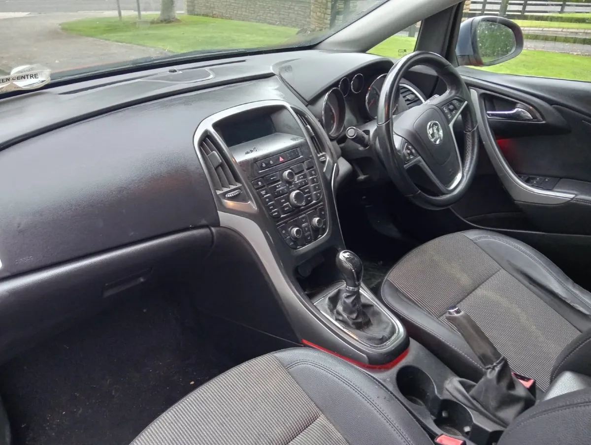 2013 Vauxhall Astra  estate  nct 01/26 tax 07/25 - Image 3