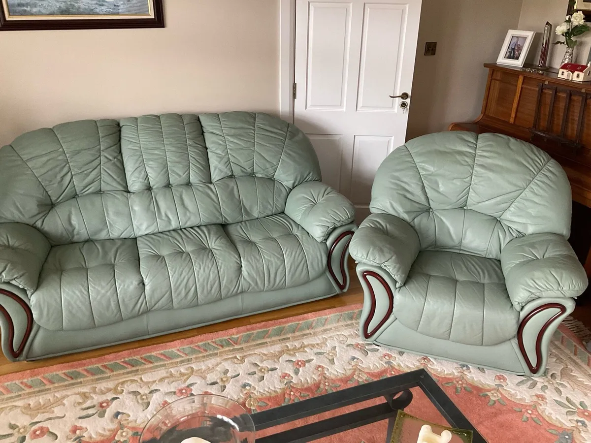 Rug and three piece suite - Image 3