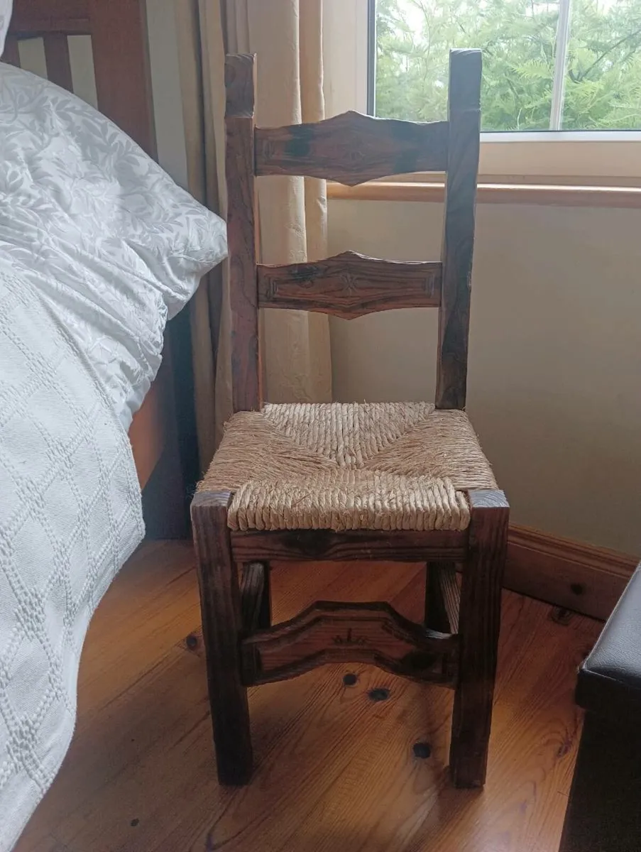 Beautiful chair,solid wicker seating - Image 1