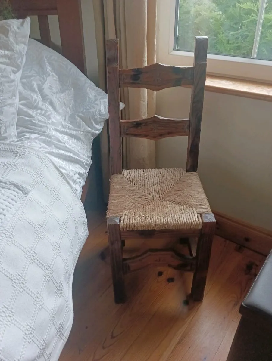 Beautiful chair,solid wicker seating - Image 3