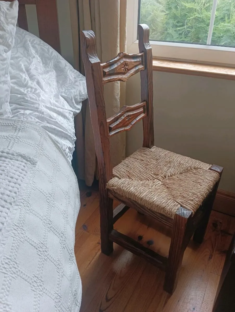 Beautiful chair,solid wicker seating - Image 4