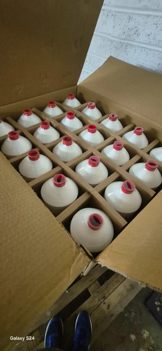 560 1Kg Polyester Thread on Spools. - Image 1