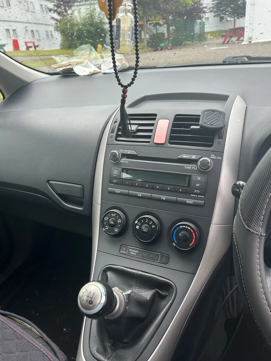 Toyota Auris 1.4 petrol - Image 2